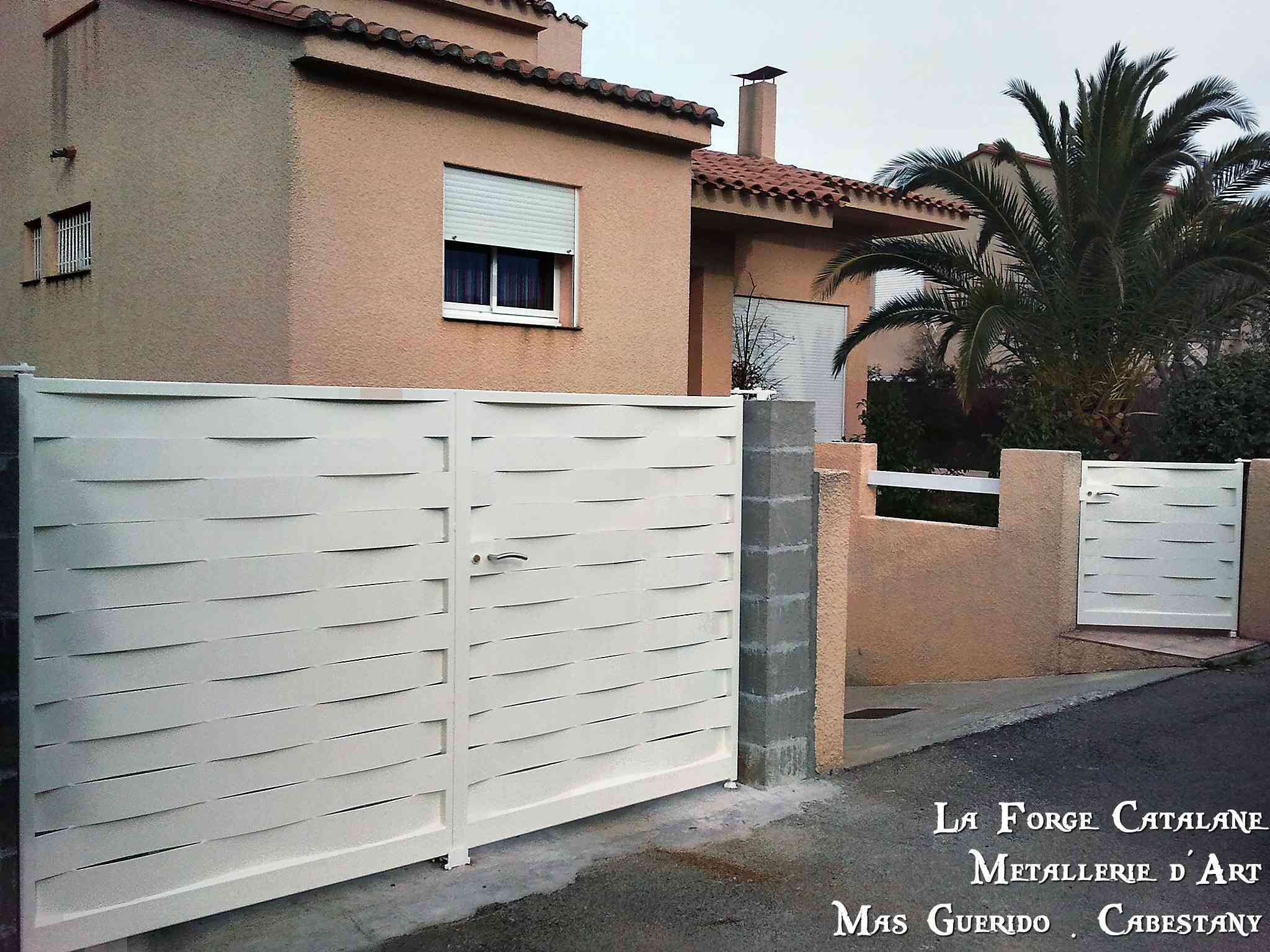 Portail tole effet lames tressees vannerie sans tubes thermolaquage blanc  forge catalane.jpg